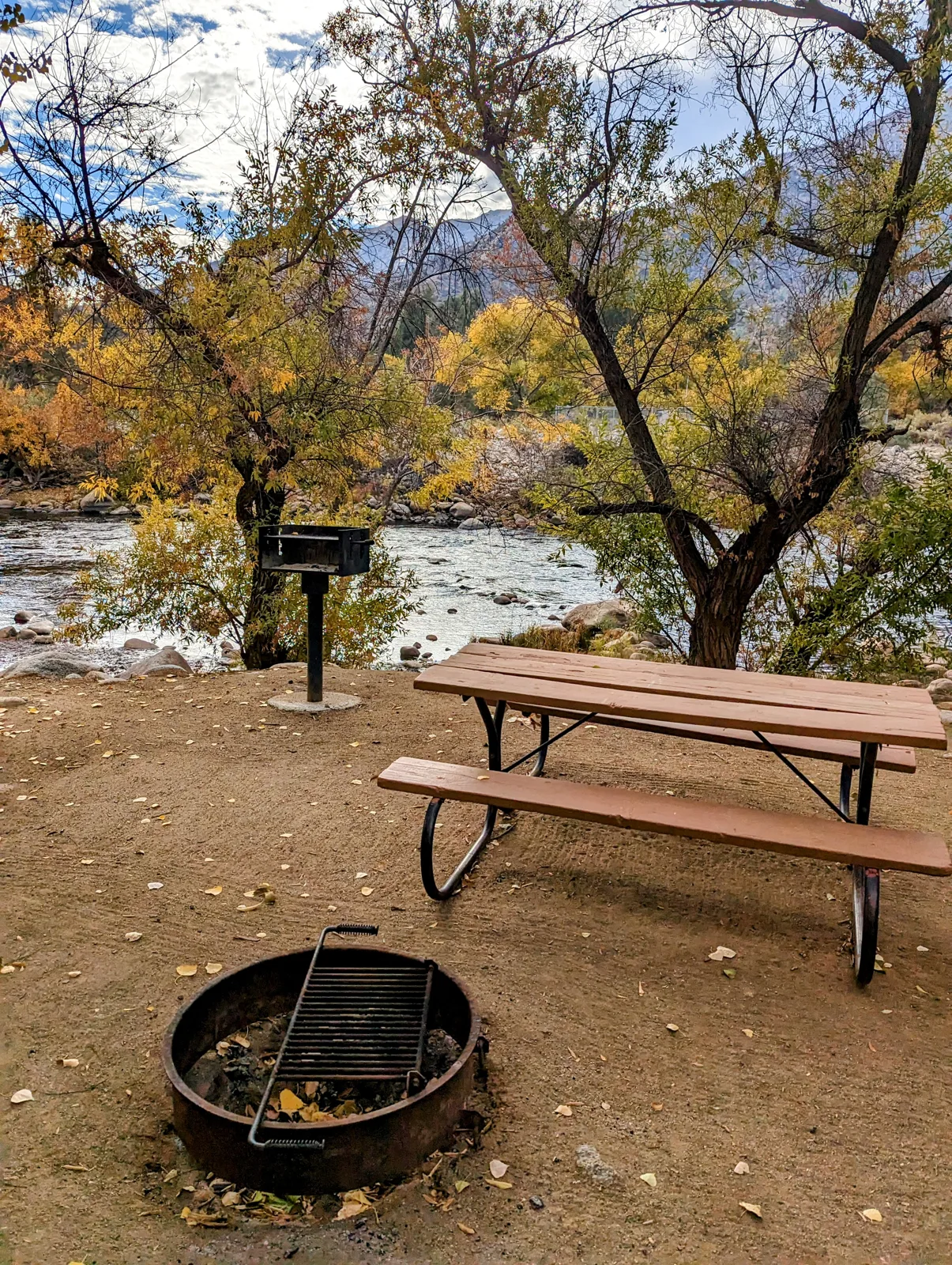 all sites are fire pits, BBQs, picnic tables, plenty of shade trees, 30 and 50-amp sites (Adapter