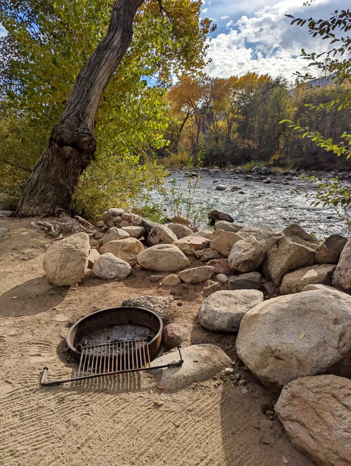 all sites are fire pits, BBQs, picnic tables, plenty of shade trees, 30 and 50-amp sites (Adapter