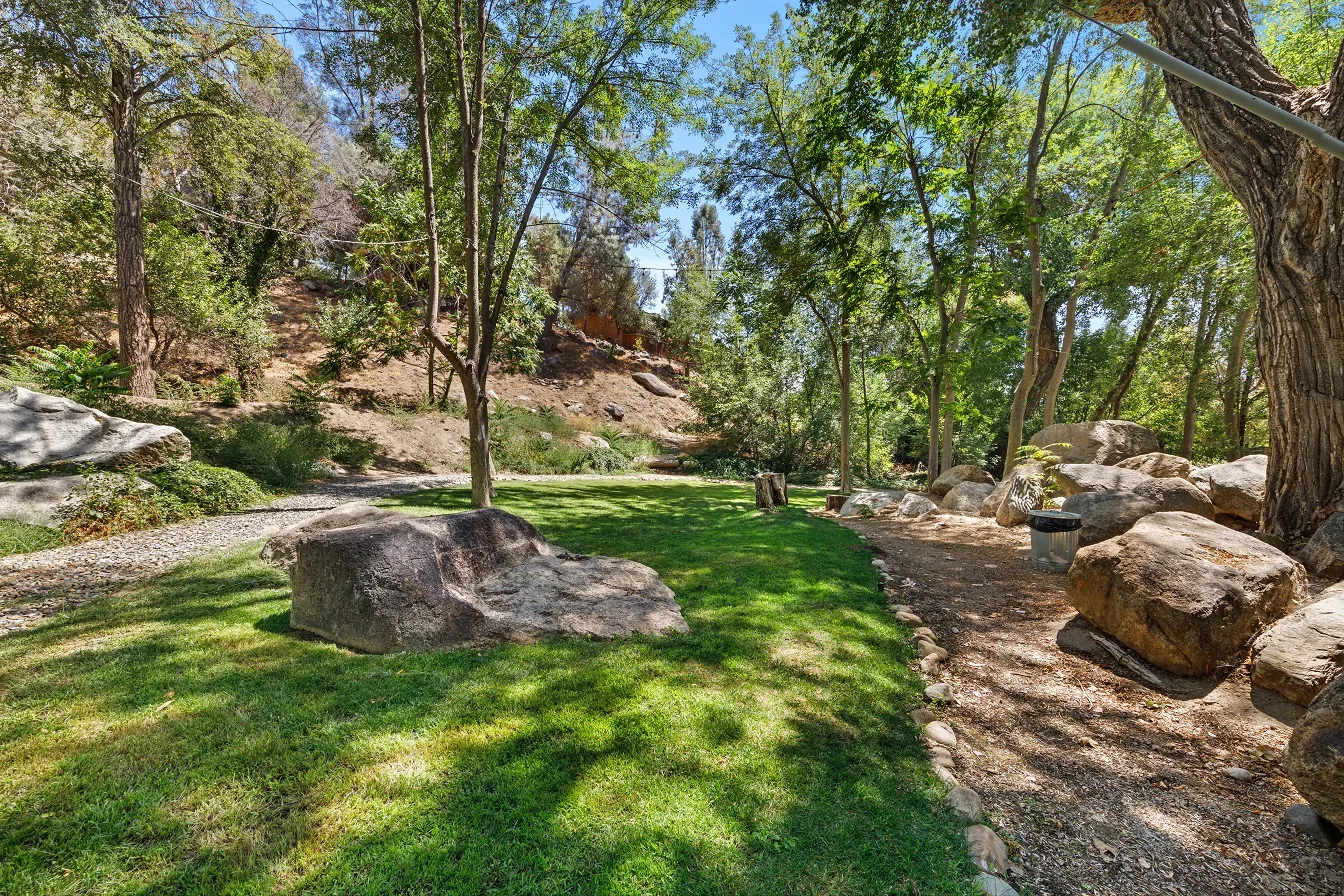 all sites are fire pits, BBQs, picnic tables, plenty of shade trees, 30 and 50-amp sites (Adapter