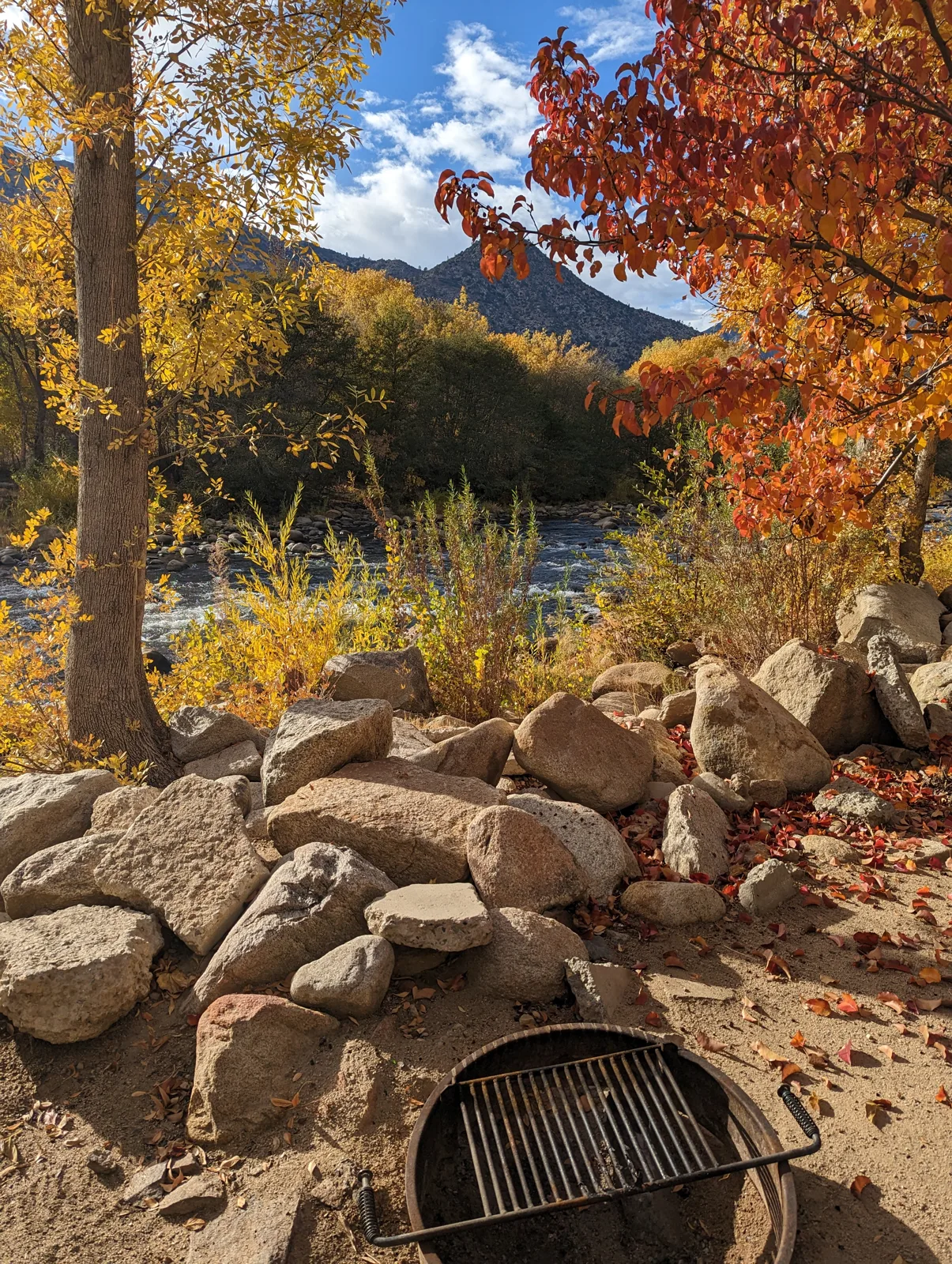 all sites are fire pits, BBQs, picnic tables, plenty of shade trees, 30 and 50-amp sites (Adapter