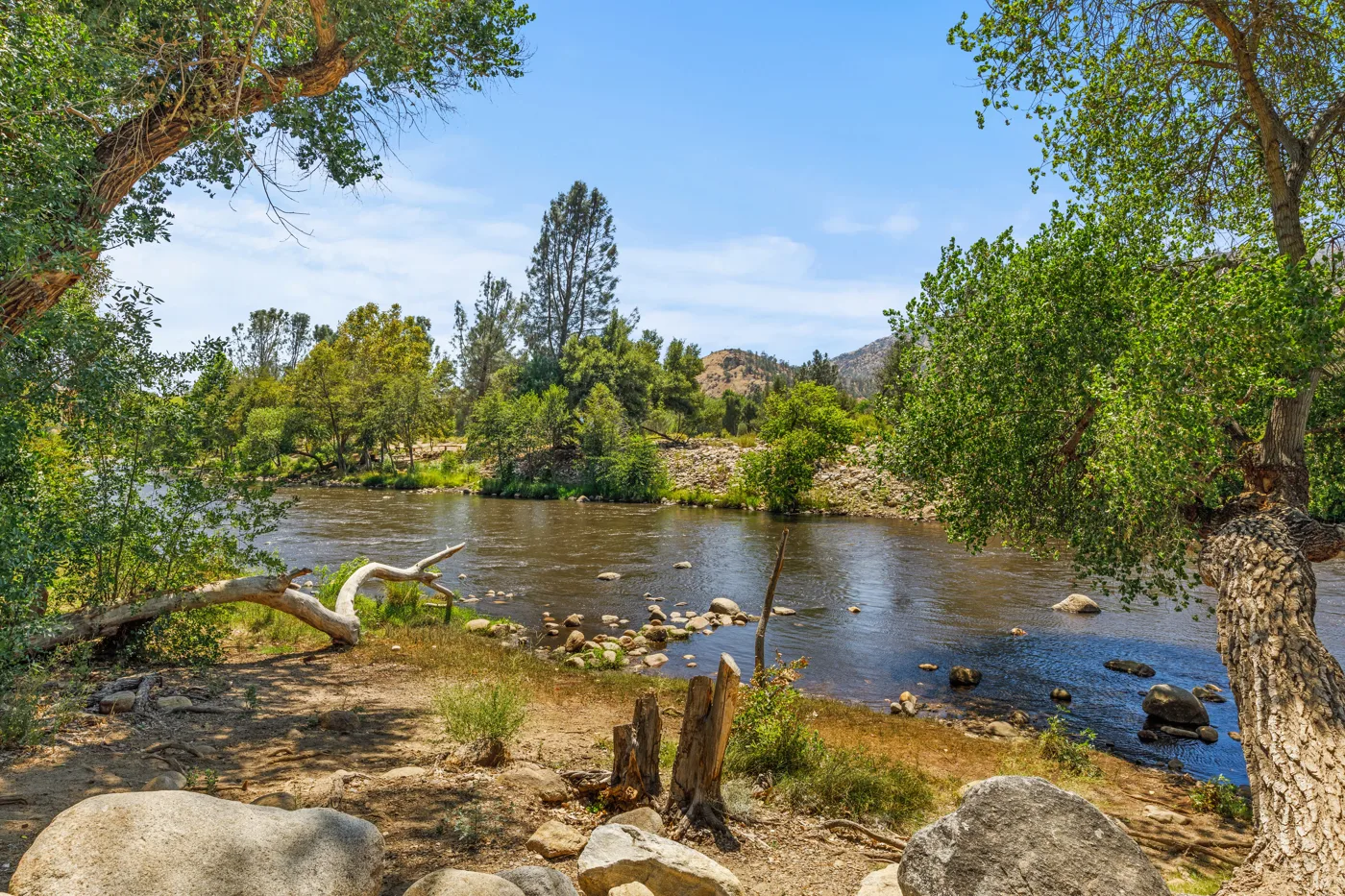all sites are fire pits, BBQs, picnic tables, plenty of shade trees, 30 and 50-amp sites (Adapter